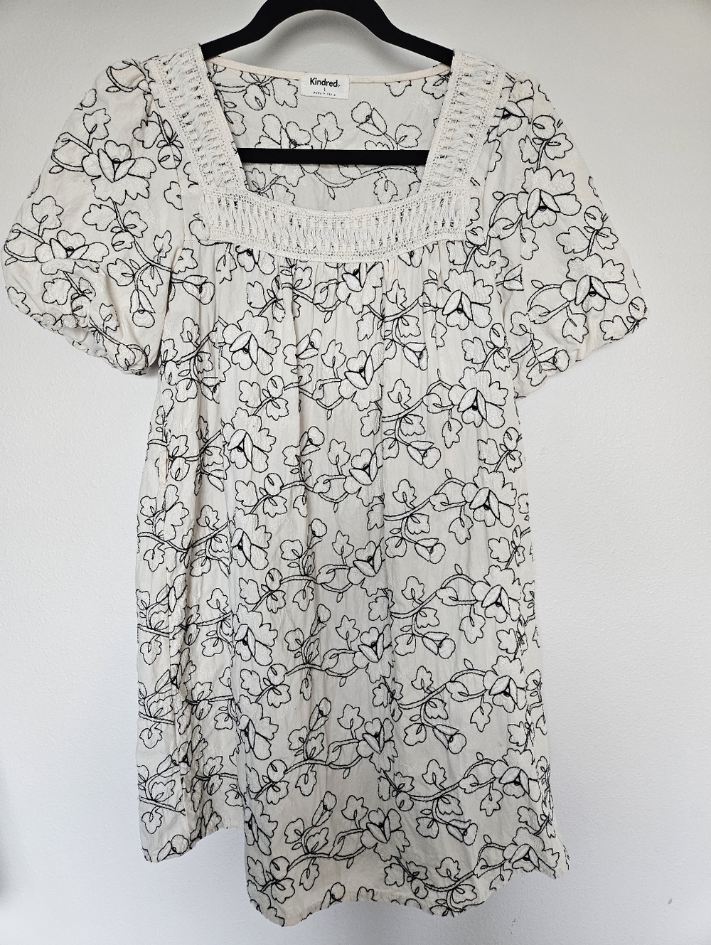 Kindred Floral Embroidered Mini Dress Size Large | Puff Sleeve Square Neck